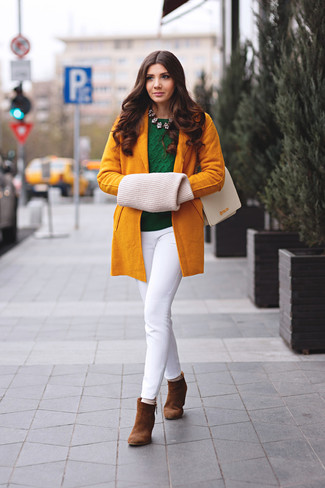 Comment porter un manteau moutarde