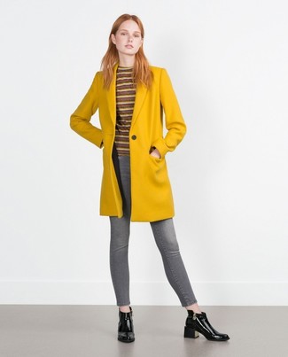 Comment porter un manteau moutarde