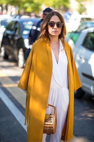 Comment porter un manteau moutarde pour un style chic decontractés