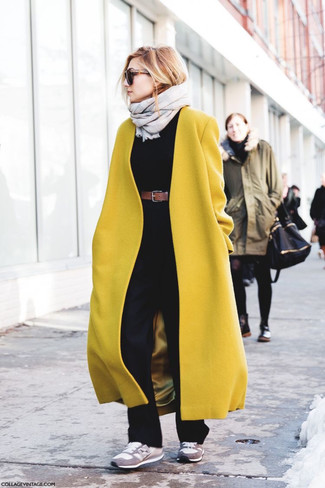 Comment porter un manteau moutarde