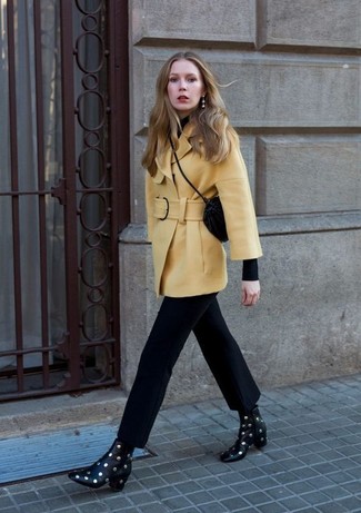 Comment porter un manteau moutarde pour un style elégantes
