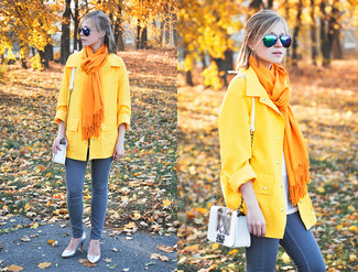 Comment porter un manteau moutarde pour un style elégantes