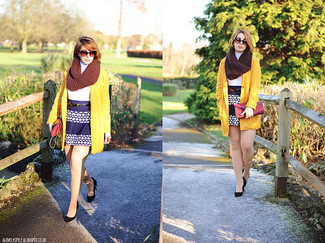 Comment porter un manteau moutarde pour un style chic decontractés