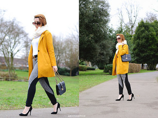 Comment porter un manteau moutarde pour un style chic decontractés