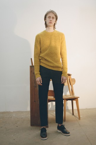 Comment porter un pull à col rond moutarde