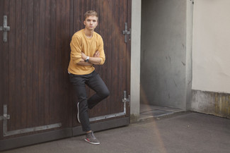 Comment porter un pull à col rond moutarde