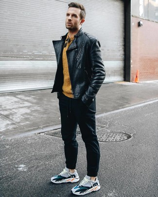 Comment porter un pull à col rond moutarde