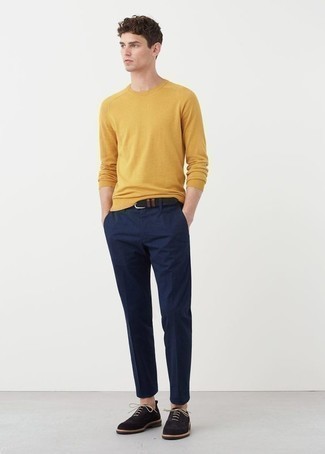 Comment porter un pull à col rond moutarde