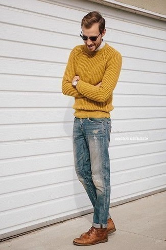 Comment porter un pull à col rond moutarde