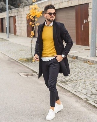 Comment porter un pull à col rond moutarde