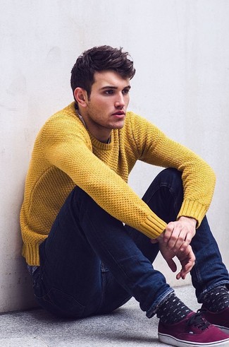 Comment porter un pull à col rond moutarde