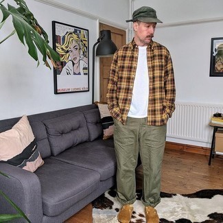 Comment porter une chemise à manches longues moutarde