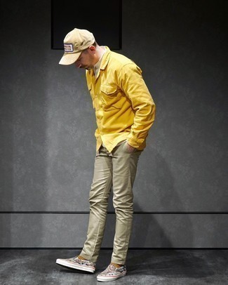 Comment porter une chemise à manches longues moutarde quand il fait chaud