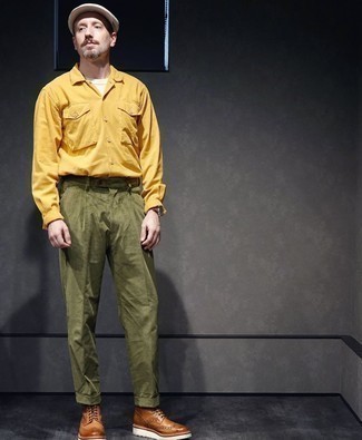 Comment porter une chemise à manches longues moutarde quand il fait chaud
