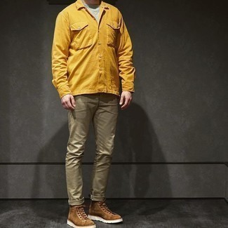 Comment porter une chemise à manches longues moutarde quand il fait chaud