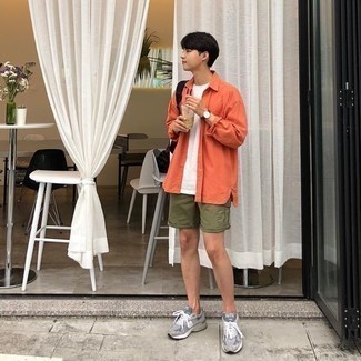 Comment porter une chemise à manches longues moutarde quand il fait chaud