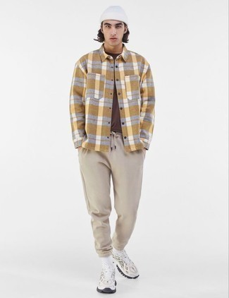 Comment porter une chemise à manches longues moutarde pour un style relax quand il fait chaud