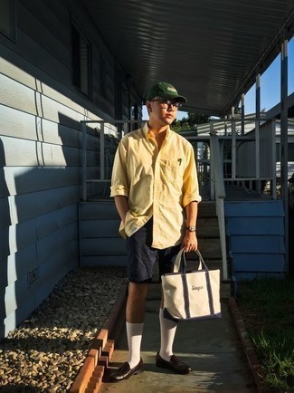 Comment porter une chemise à manches longues moutarde quand il fait chaud