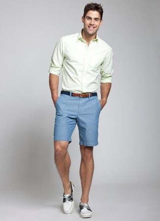 Comment porter une chemise à manches longues moutarde pour un style decontractés