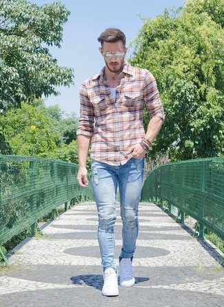 Comment porter une chemise à manches longues moutarde pour un style relax quand il fait chaud
