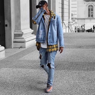 Comment porter une chemise à manches longues moutarde pour un style relax quand il fait chaud