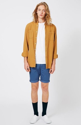 Comment porter une chemise à manches longues moutarde quand il fait chaud