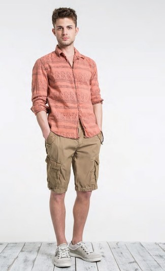 Comment porter une chemise à manches longues moutarde pour un style decontractés