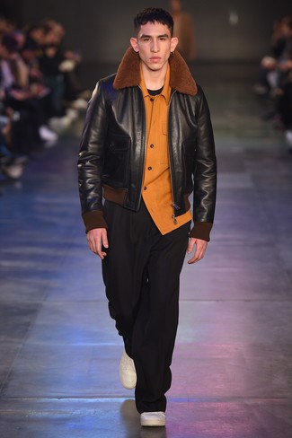 Comment porter une chemise à manches longues moutarde en hiver