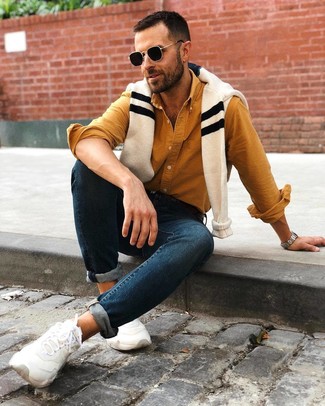 Comment porter une chemise à manches longues moutarde quand il fait chaud