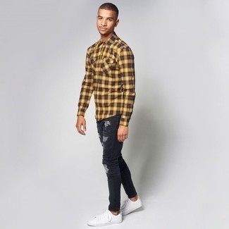 Comment porter une chemise à manches longues moutarde pour un style relax quand il fait chaud