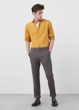 Comment porter une chemise à manches longues moutarde quand il fait chaud