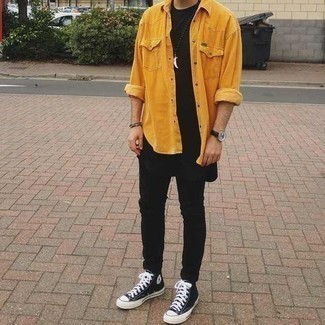 Comment porter une chemise à manches longues moutarde quand il fait chaud