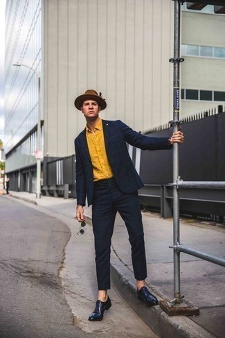 Comment porter une chemise à manches longues moutarde quand il fait chaud