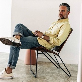 Comment porter une chemise à manches longues moutarde pour un style decontractés