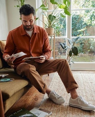 Comment porter une chemise à manches longues moutarde