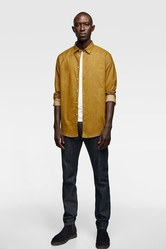 Comment porter une chemise à manches longues moutarde quand il fait chaud