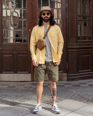 Comment porter une chemise à manches longues moutarde