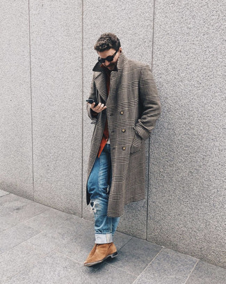 Comment porter une chemise à manches longues moutarde pour un style decontractés quand il fait frais