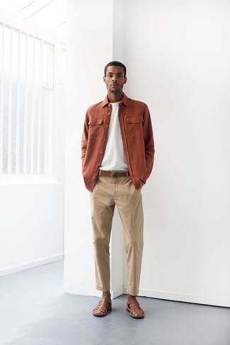 Comment porter une chemise à manches longues moutarde pour un style relax quand il fait chaud