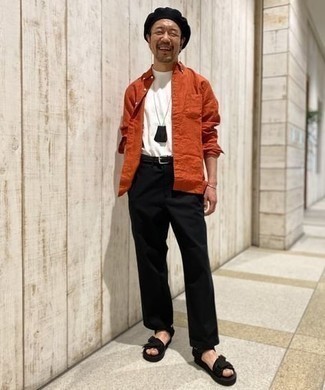 Comment porter une chemise à manches longues moutarde pour un style relax quand il fait chaud