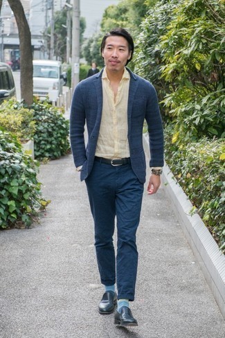 Comment porter une chemise à manches longues moutarde