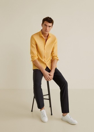 Comment porter une chemise à manches longues moutarde quand il fait chaud