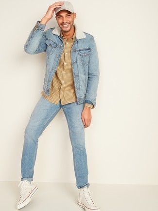 Comment porter une chemise à manches longues moutarde pour un style decontractés quand il fait frais