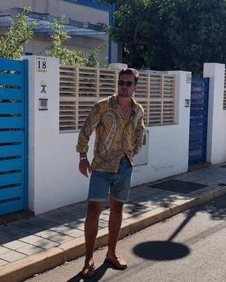 Comment porter une chemise à manches longues moutarde pour un style relax quand il fait chaud