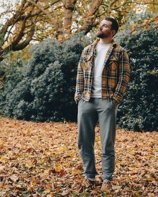 Comment porter une chemise à manches longues moutarde quand il fait chaud
