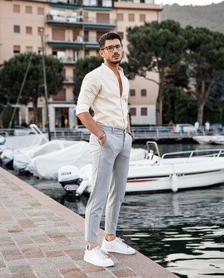 Comment porter une chemise à manches longues moutarde quand il fait chaud