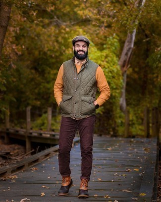 Comment porter une chemise à manches longues moutarde pour un style decontractés quand il fait frais