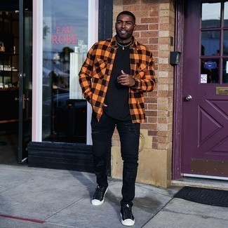 Comment porter une chemise à manches longues moutarde pour un style relax quand il fait chaud