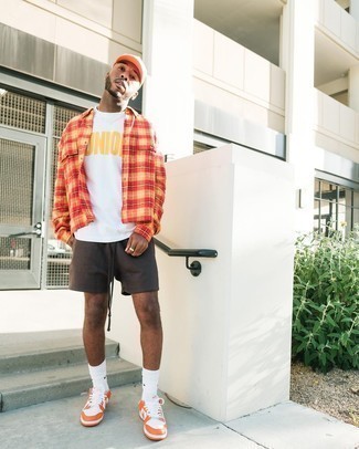 Comment porter une chemise à manches longues moutarde pour un style relax quand il fait chaud