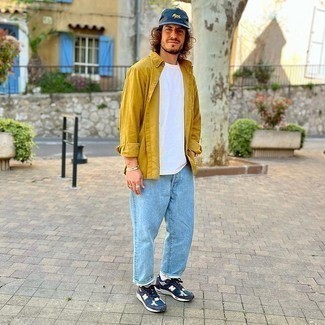Comment porter une chemise à manches longues moutarde quand il fait chaud